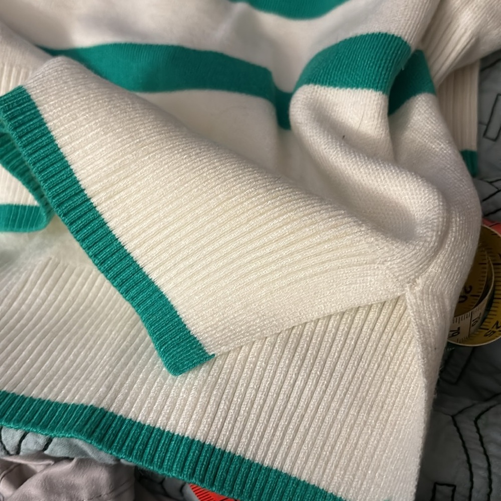 NWT Max Studio Vneck sweater - Picture 5 of 5
